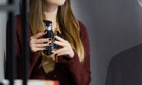 Gabrielė Martirosianaitė išbandė Juodųjų Ikrų linijos produktus kūno odos priežiūrai: kūno jogurtą su makadamija ir vitaminų kapsulėmis bei kūno šveitiklį su orchidėjomis